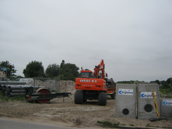 Er is toenemende activiteit te bespeuren op de hoek van de Industrieweg/N355. Daar waar een nieuwe weg komt en in de verte de driewegrotonde, onderdeel van de N355-verlegging. 