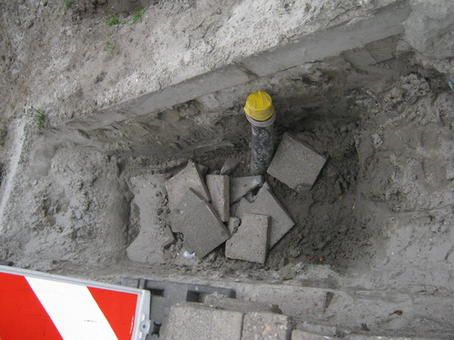 Stilleven op de hoek bij BeJo..... Het verleggen van kabels lijkt zijn voltooiing te naderen.
