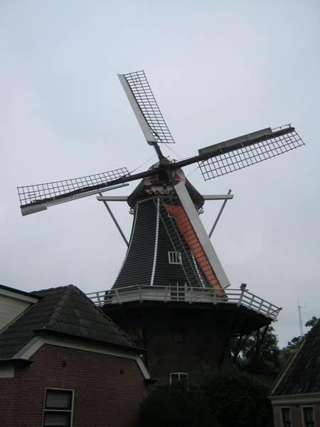 Een Langestraat-bewoonster, volger van deze weblog,  attendeert me op molen "Fortuna". Zie je wel dat de wieken in de rouwstand staan? Naar aanleiding van het overlijden van Egbert Fokkinga, buurtbewoner schuin tegenover de molen.
