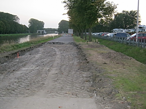 Met oud-collega Ellen Agnes nog even een ommetje 'tegen dagsluitingstijd'.... De weg bij Koopman is nog steeds opgebroken, de resten van de kastanjebomen lijken uit de grond te zijn verwijderd. Of komt er een nieuwe aansluiting van het Koopmanterrein op de kanaalweg?