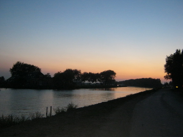 Tot besluit nog zo'n sfeervol beeld, iets verder naar het westen. Het duister valt sneller in dan je hoopt...