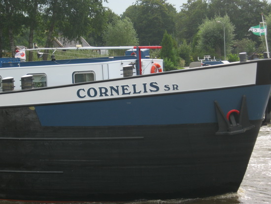De 'Cornelis sr' vaart voorbij, leeg. Deze binnenvaarder is in 2002 gebouwd (casco in Roemenië, afbouw in Nederland), is plm. 70 meter lang, 7½ meter breed, diepgang bijna 3 meter. Tonnage: 995