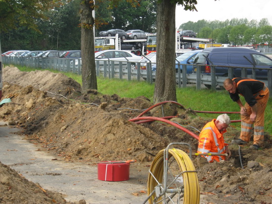 De kabelleggers niet vergeten! Ook belangrijk werk! Er zal maar eens iets mis gaan.....