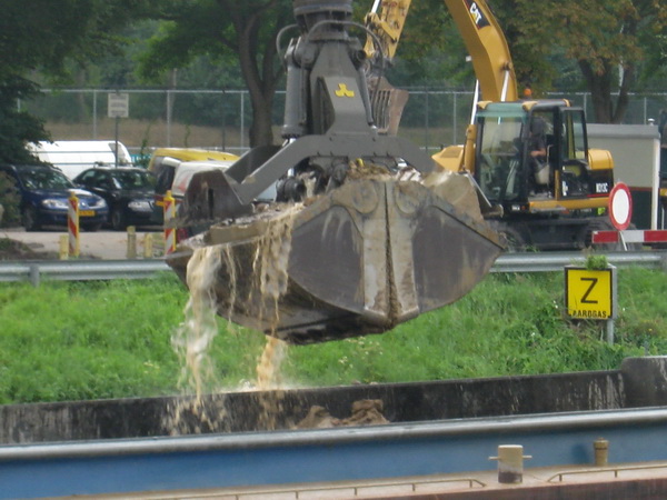 Kanaalverdieping oogt altijd spectaculair, zo'n kraan neemt forse happen!