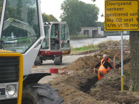 Aan de tekst op het bord te zien blijft dit weggedeelte tot in november afgesloten. Kom ik nog wel eens terug met mijn lutje Canon.....