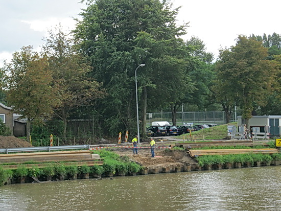 Ja, aan de overkant bij het oude sportgebouw staan al twee gehelmde kwartiermakers het werkterrein te verkennen, de zuidelijke plek waar de gasleiding wordt verzonken.
