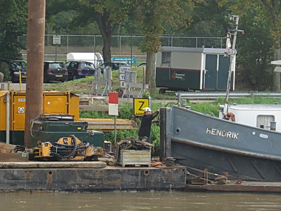 De bemanning koppelt iets aan elkaar...