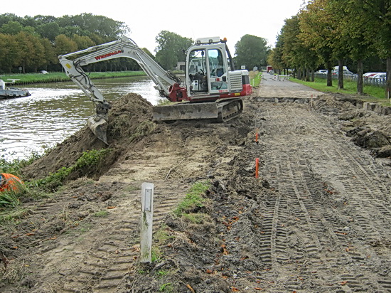 Intussen hebben de loonwerkers van Mulder even een adempauze genomen om aan de noordkant te kijken naar het werk aan de zuidkant.