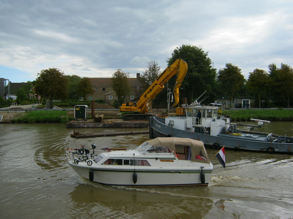 Tja, het 'normale' vaarverkeer moet gewoon door kunnen gaan, hier een passerend pleziervaartuig, geen probleem.