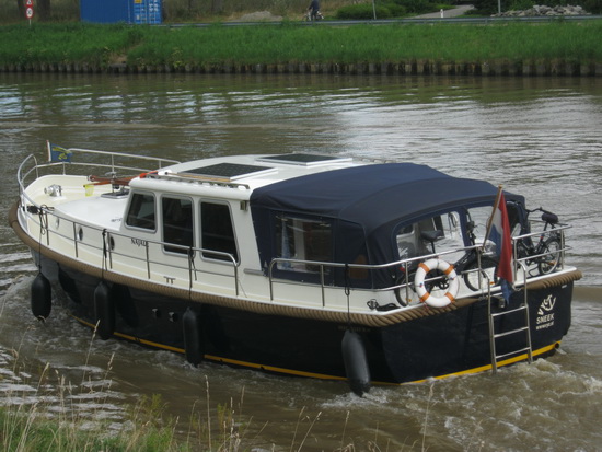 Ook al is het mooie zomerweer passé, er komen nog steeds prachtige plezierboten voorbij...