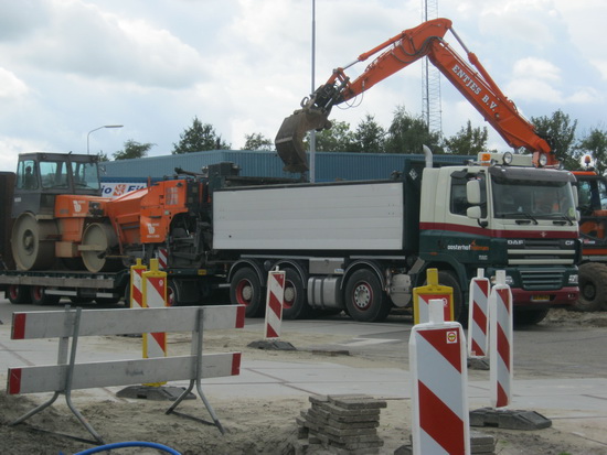 Uren kan ik wel naar dat kanaalwerk kijken, maar niet stilstaand... Zere benen... Aan de wandel maar weer! Op de hoek van de Industrieweg/N355 is ook imponerende arbeid, maar vooral de machinerie op de aanhanger maakt indruk...