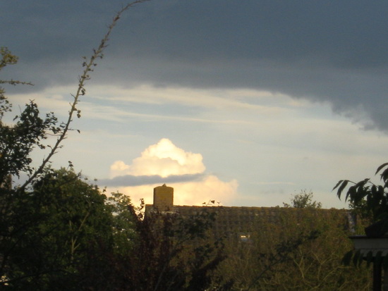 Kijk, een bergtop, op de achtergrond van de dwarse huizen aan de Verlengde Oosterweg Zuid.... Een verdwaalde Alp?