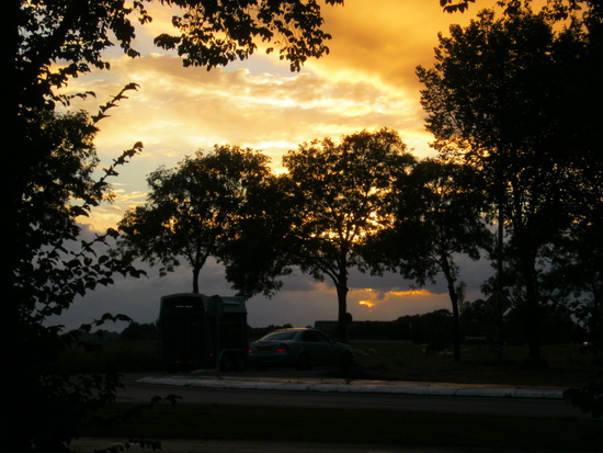 Zonsondergang, maar weer anders dan de voorgaande.... Daar waar de Langestraat Noord uitkomt op de N355...