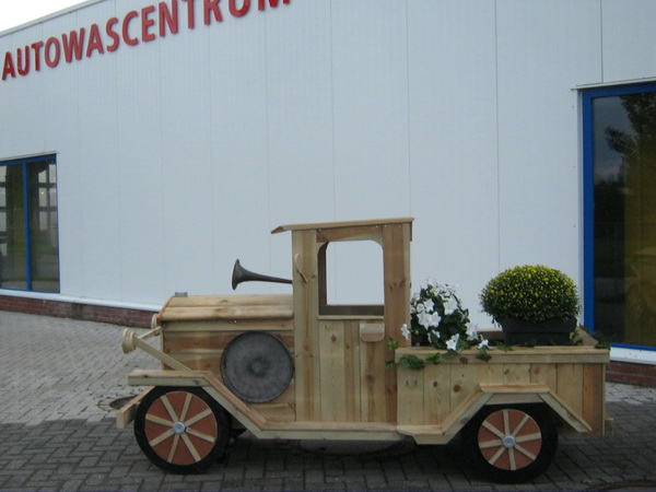 Bij de Wasstraat aan de Industrieweg springt iets anders in het oog. Een kundig in elkaar geknutselde oldtimer als plantenbak. Super!