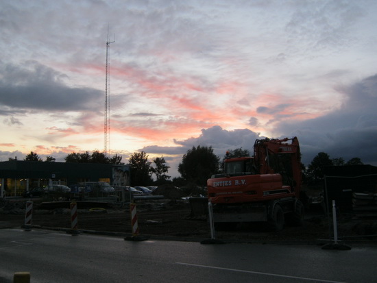 Op de hoek van de Industrieweg/N355 is de rust tijdelijk teruggekeerd. De volgende morgen opnieuw een werkdrukte van belang. De omleidingsweg moet binnenkort kunnen worden gebruikt. Dan gebeuren er allerlei ingrijpende dingen op, aan en rond de kruising met de Langestraat Zuid. Er wordt een wal geplaatst...... Eerst nog even een andere handicap: "Weekendje brug omhoog..."