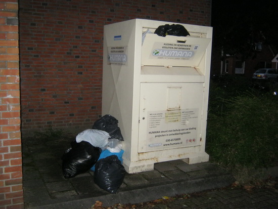 Slotakkoord... Een veel te volle Humana-kledingbox, waar vervolgens allerlei plastic zakken met onduidelijke inhoud naast worden gezet. Gulle gevers die toch vervuilend werken.... Wie maant Humana tot spoed???!