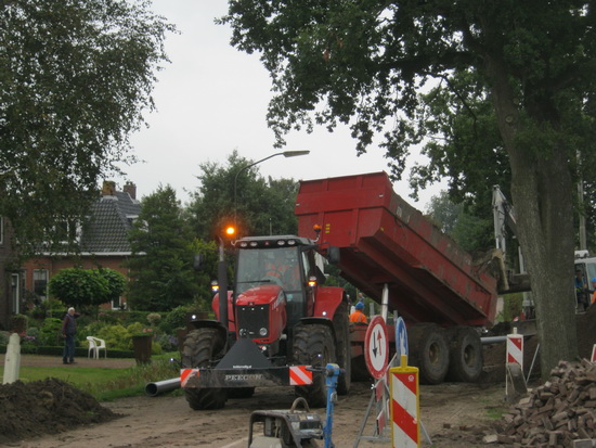Zo, aanhanger geleegd, terug naar de voorraad op de plek waar eens de Heemstra's woonden... Aanhanger vullen en dan weer vaardig achteruit, lossen dat spul....