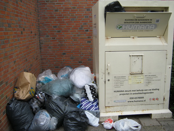 De Humana-vrachtwagen kan blijkbaar niet bij de box naast het gymgebouw komen..... De bult ernaast blijft groeien. Vervuilende gulheid....