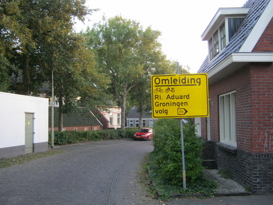 Ook aan de Oosterweg inmiddels een geel bord (zo langzamerhand de huiskleur van veranderend Noordhorn...) waargenomen met een omleidingsaanwijzing, voor fietsers....