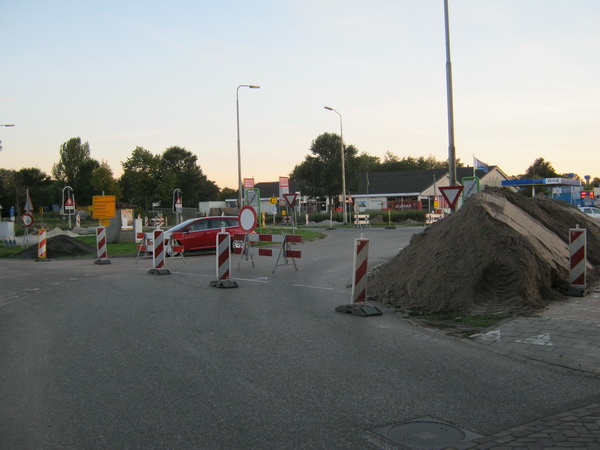 Foto, ook de volgende, gemaakt in de overgangstijd van licht naar donker.... De directe aansluiting van Langestraat Zuid op N355 afgesloten. De weg naar de parallelweg (nog?) open...