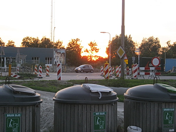 Blik vanachter de glascontainers richting de nieuwe omleidingsweg, waarvan druk gebruik werd gemaakt. De meeste chauffeurs houden daar wel van. Niet meer zo'n saai recht N355-stuk, maar een alternatief met een paar fraaie bochten....