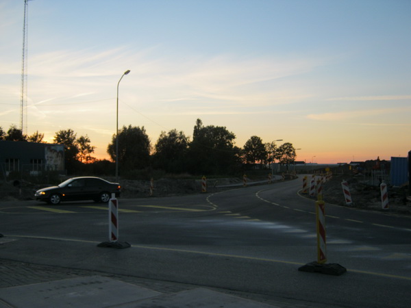 Zo ziet die zuidelijke aansluiting van de omleidingsweg op de Industrieweg eruit. De belijning is secuur aangebracht, kleur: geel!