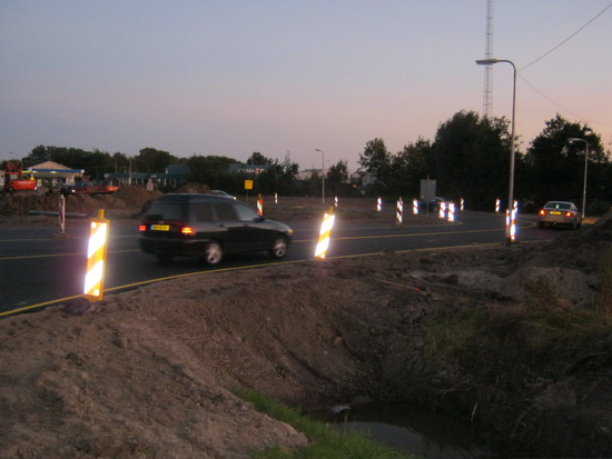 Via de Mokkenburgweg doorgelopen naar de noordelijke aansluiting van de omleiding op de N355. De flits kwam dus van mijn lutje Canon, nee, geen "brief uit Leeuwarden" te verwachten....