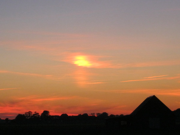 Afsluiting van deze wegverleggingzaterdag: De sunset richting Oxwerd/Niezijl, met de schuur van Jan Tempel Kzn.