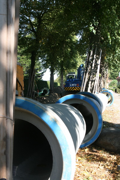 De nieuwe buizen liggen klaar, de oude worden verwijderd en afgevoerd. Werk, werk, werk....