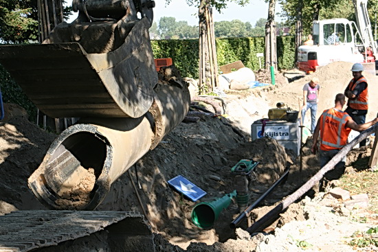 Hier een deel van de oude rioleringsbuizen, dat wordt verwijderd. Het materiaal is niet vergaan, wel kapot gestoten....
