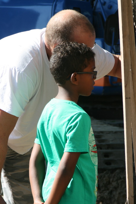 Hier onderwijst men de jeugd: Dikkie van der Heide toont zijn pedagogisch-didactische kwaliteiten! "Op deze leeftijd zijn ze sterk geïnteresseerd", aldus Dik, "als ze een keer beginnen te puberen, kun je het wel vergeten!" 