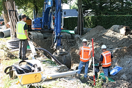 Overzicht van de werkplek vanaf de noordkant! Het oogt wat rommelig, maar de werknemers weten wat ze doen...