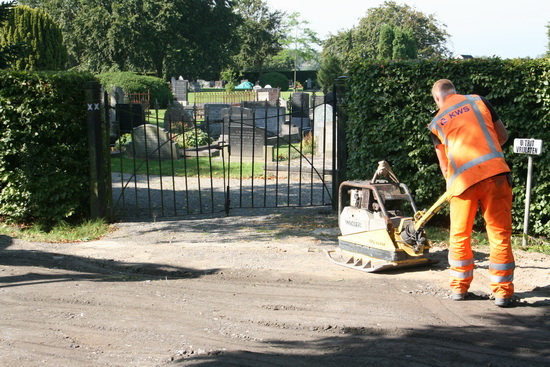 Hier wordt druk gewerkt om de noordelijke entree van de begraafplaats toegankelijk te maken i.v.m. de begrafenis 's middags van Egbert Fokkinga.
