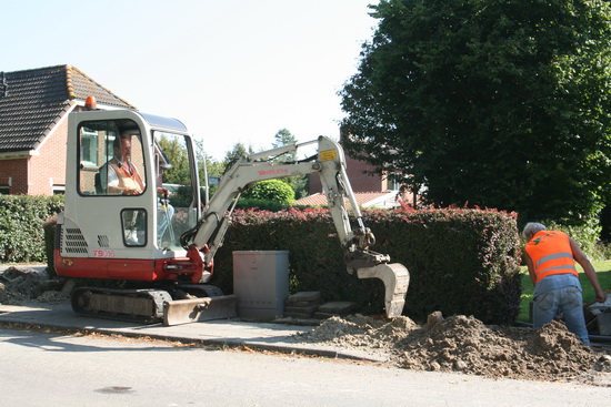 De bezigheden van de kabelaars, bezien vanaf de Noorderweg. Ook hier teamwork voor een vlotte gang van zaken...