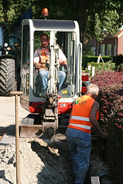De kabels liggen er, nu de aarde weer bedekkend aanbrengen: schrapend en scheppend...