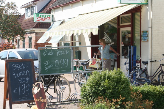 De enige winkel die nog over is aan de Noorderweg, de Buurtsuper van Van Esch, blijft zo goed mogelijk toegankelijk, maar heeft ongetwijfeld schade door de rioleringswerkzaamheden. (Denk alleen maar aan het ontbrekende verkeer van en naar Oldehove.) Compensatie?