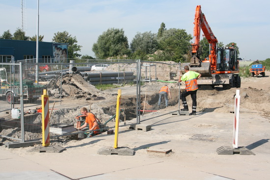 Op de hoek van de N355 en de Industrieweg, tegenover Bé-Jo, is enige spanning ontstaan..... Graafwerk gaat wel eens van "Au!"