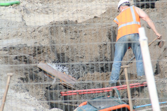 Tja, soms zit het mee, soms zit het tegen, een barstje in een waterleidingbuis.....