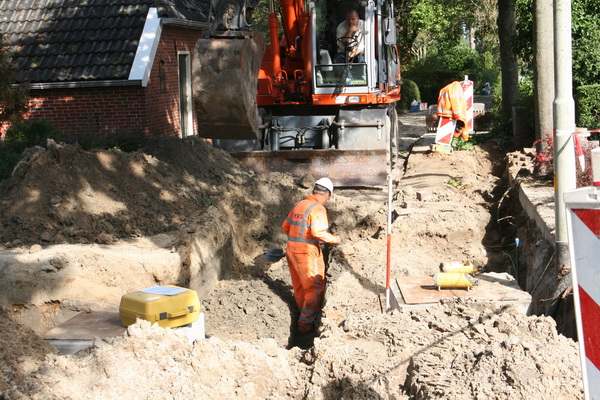 De T-kruising bij de aansluiting van de Norritsstraat op de Noordwijkweg, nu een T-diepte.... De geharde werker komt een paar handen tekort, de kraanmachinist vindt het niks om niks te doen....