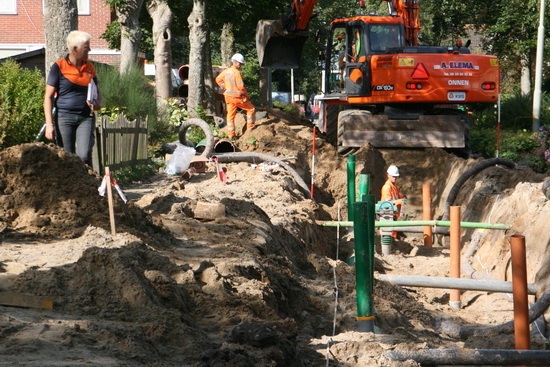 Zo is het beter te zien wat er aan de hand is..... Nieuwe rioolbuizen met gescheiden regenwaterafvoer, zoiets.... Hoog welvaartsniveau, kost ook een paar centen.... 't Is de vraag of we dat met zijn allen in de toekomst kunnen opbrengen....