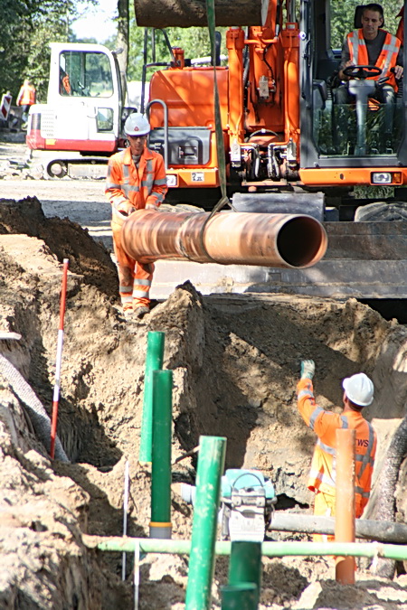 Hier wordt een nieuw stuk buis naar zijn bestemming geleid....