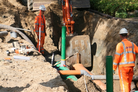Op zijn plek gelegd en nog even met de schep van de kraan aangedrukt. Hoe subtiel kun je zijn met zulk imponerend gereedschap....