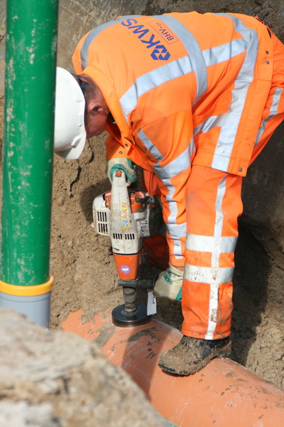 Er wordt ingenieus een rond gat in de buis geboord, kwestie van enkele seconden en goed gereedschap... En vakmanschap natuurlijk!