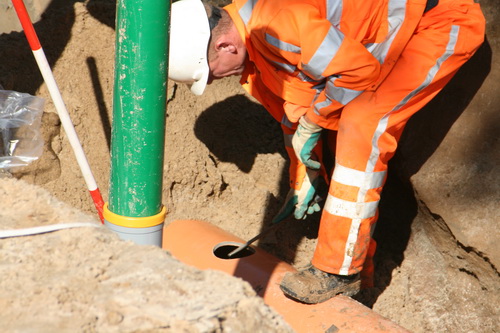 Even controleren of er geen onvolkomenheden in en rond het gat zitten, kan er zo een verbindingsstuk op worden geklikt...