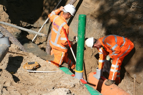 Kijk, hier is het verbindingsstuk al op het gat geklikt... 