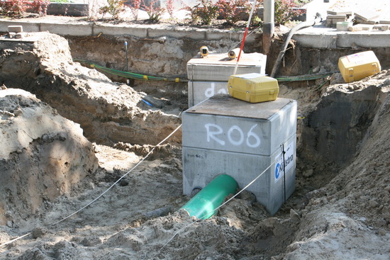 Indrukwekkend wat er uit de grond is gehaald en nu aan nieuw materiaal erin wordt geplaatst.... En straks dag in dag uit probleemloos functioneert.... (Althans, daar gaan we van uit!)