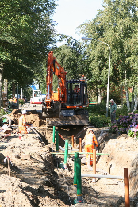 Nog maar eens een overzicht, met buurtbewoner Klaas Veenstra als belangstellende toeschouwer (rechts).