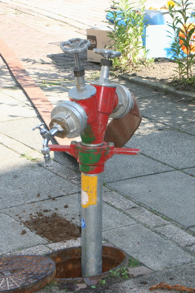 O ja, en dan was er ook nog iets met de waterleiding... Van 10.00 tot 13.00 uur geen leidingwater in de belendende huizen aan de Verl.Oosterweg zuid-oost. Riool voeden met gereed staande emmers (vol)....