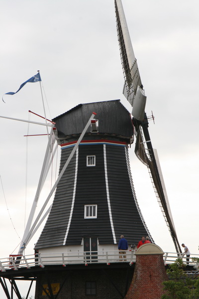 "Fortuna" in al zijn glorie, inclusief blauwe wimpel: "De molen staat open voor het publiek!"