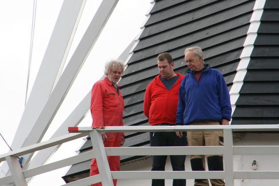 Soms dwaalt de aandacht van het trio toezichthouders af naar de staat van de molen (die overigens een grondige opknapbeurt ondergaat). Vervelend plekje aan het hekwerk....